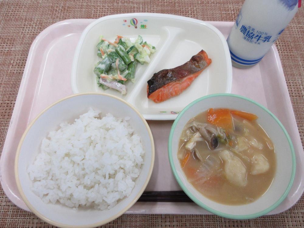 ごはん（雪白舞） 牛乳　きのこ入りすいとん　信州サーモンの照り焼き　アスパラサラダ