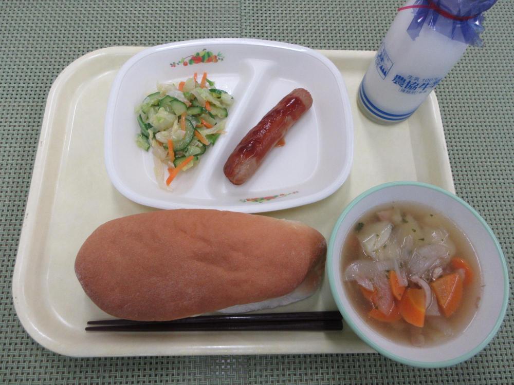 コッペパン　牛乳　ポテトスープ　焼きフランク　しょうゆフレンチサラダ