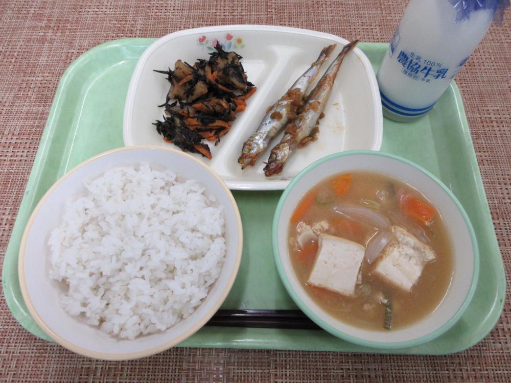 ごはん、牛乳、厚揚げのそぼろ汁、ししゃもの南蛮漬け（2尾）、ひじき五目煮