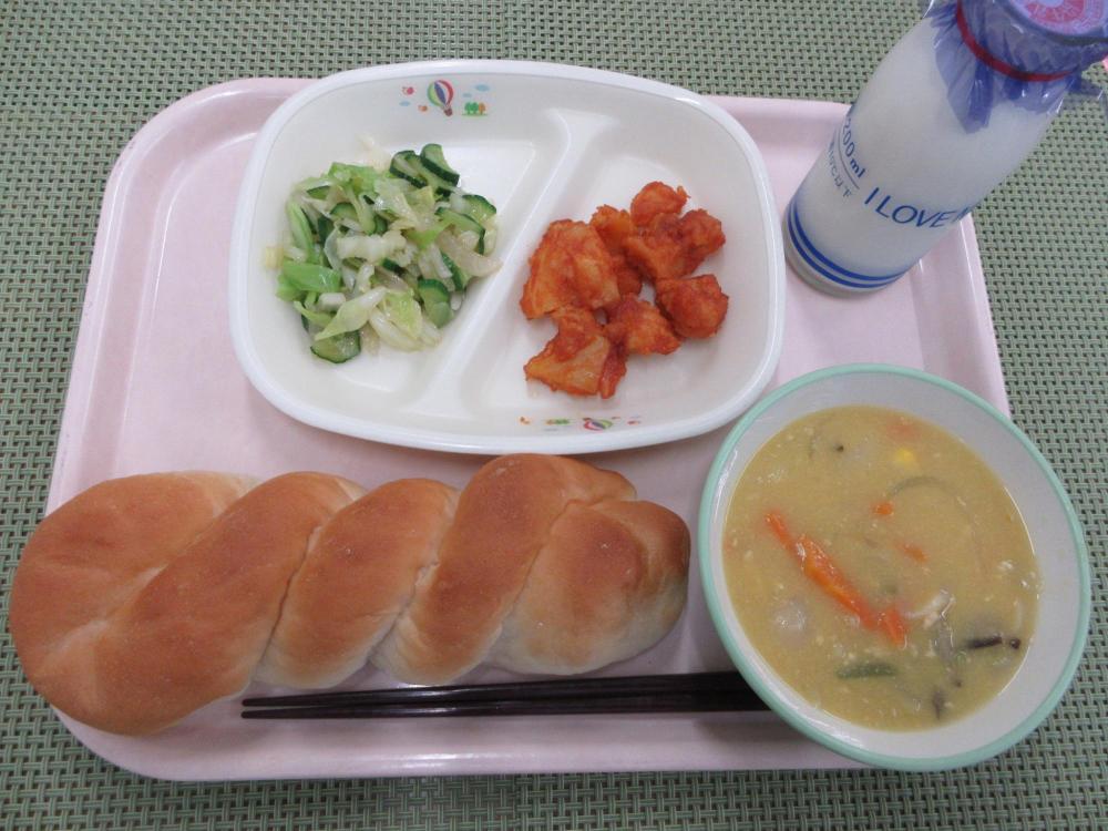 ねじりパン　牛乳　中華コーンスープ　鶏肉とポテトのケチャップあえ　グリーンサラダ