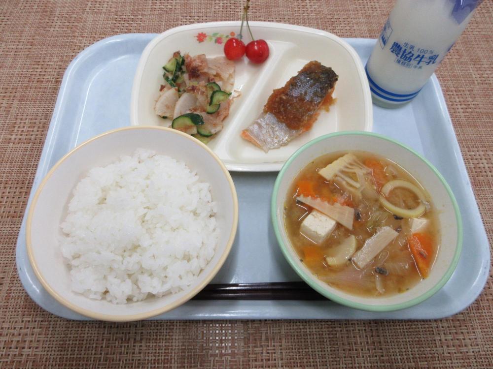 ごはん（雪白舞）　牛乳　淡竹たけのこ汁　にじますのガーリックソース　梅肉あえ　さくらんぼ（2個）