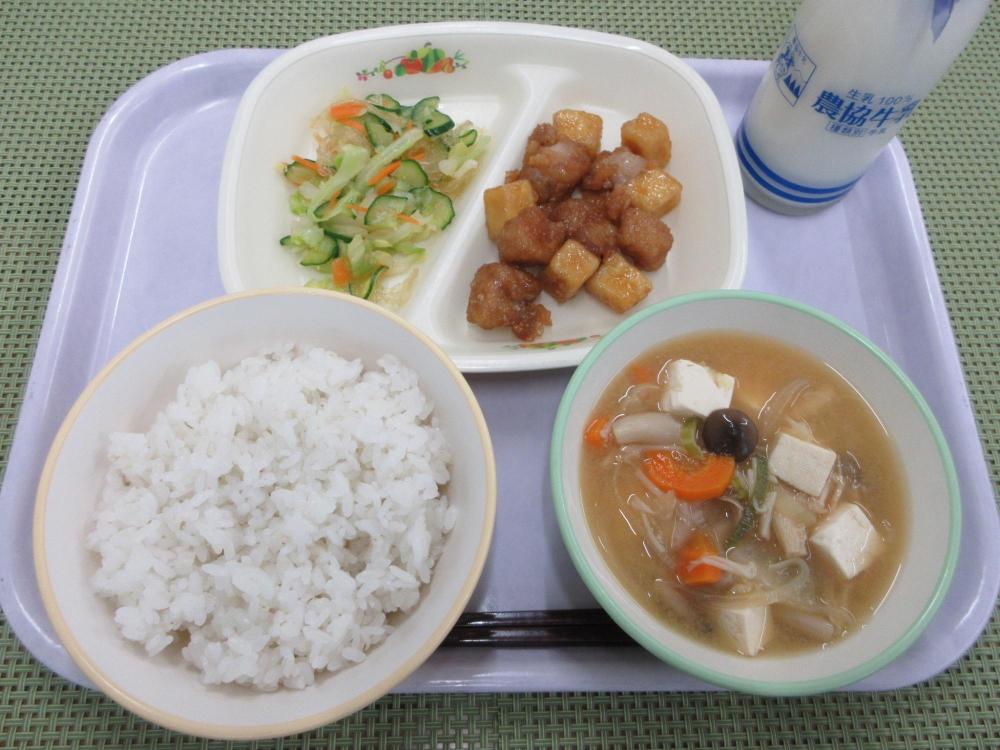 ごはん　牛乳　きのこ汁　豚肉と凍り豆腐の甘辛　糸寒天のサラダ