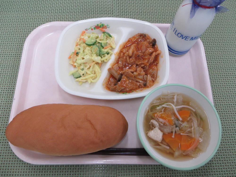 コッペパン　牛乳　鶏肉と白菜のスープ　ポークチャップ　せん切りポテトのカレーマヨサラダ