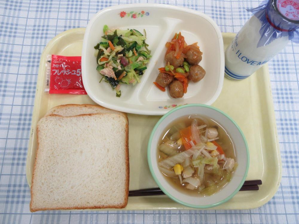 食パン　牛乳　白菜とコーンのスープ　ミートボールのケチャップあん　海藻サラダ　いちごジャム