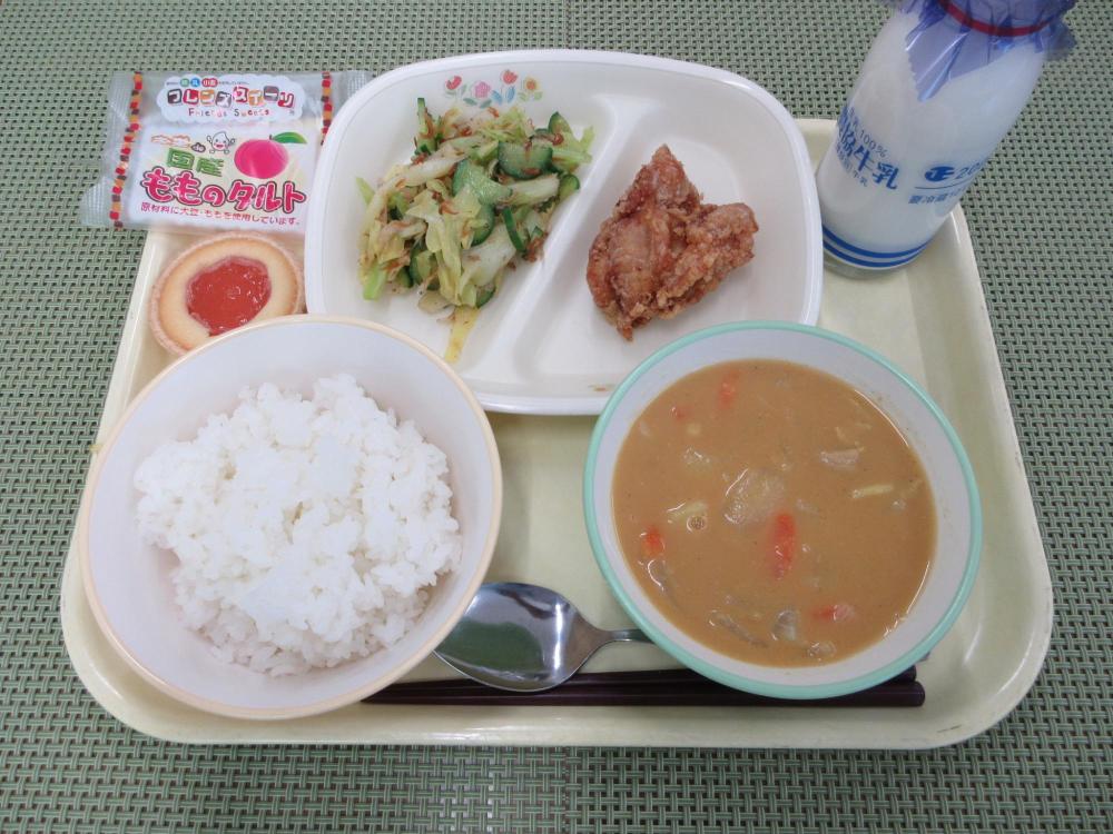 ごはん（雪白舞）　牛乳　ポークカレー　鶏肉のから揚げ　じゃこサラダ　米粉のももタルト
