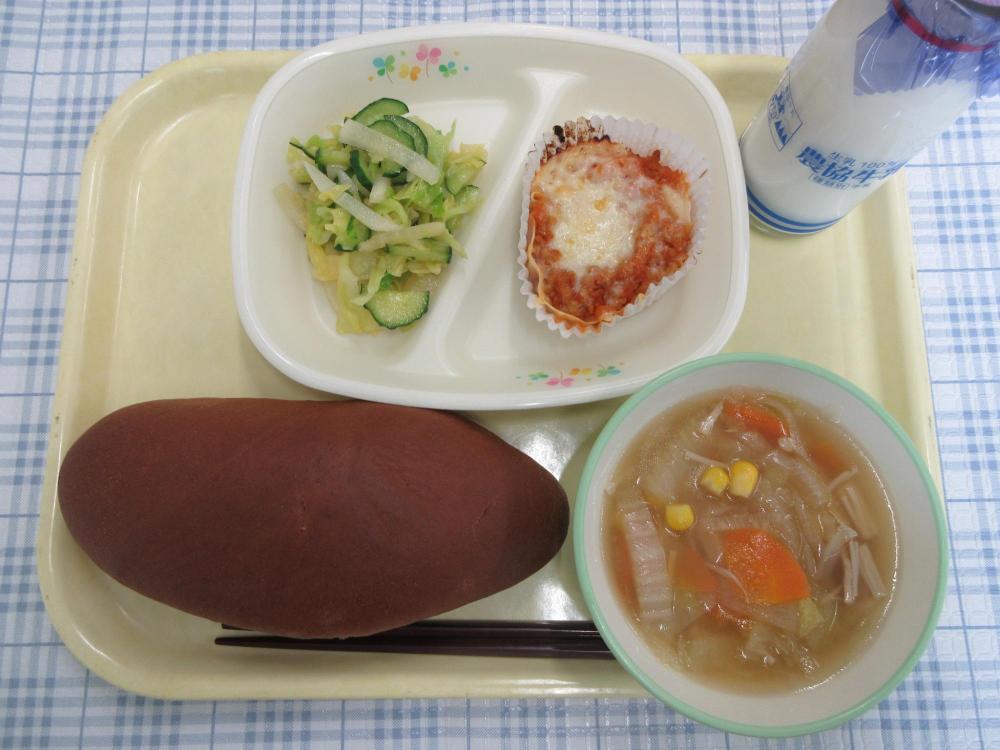 ココアパン　牛乳　白菜とベーコンのスープ　手作りラザニア　グリーンサラダ