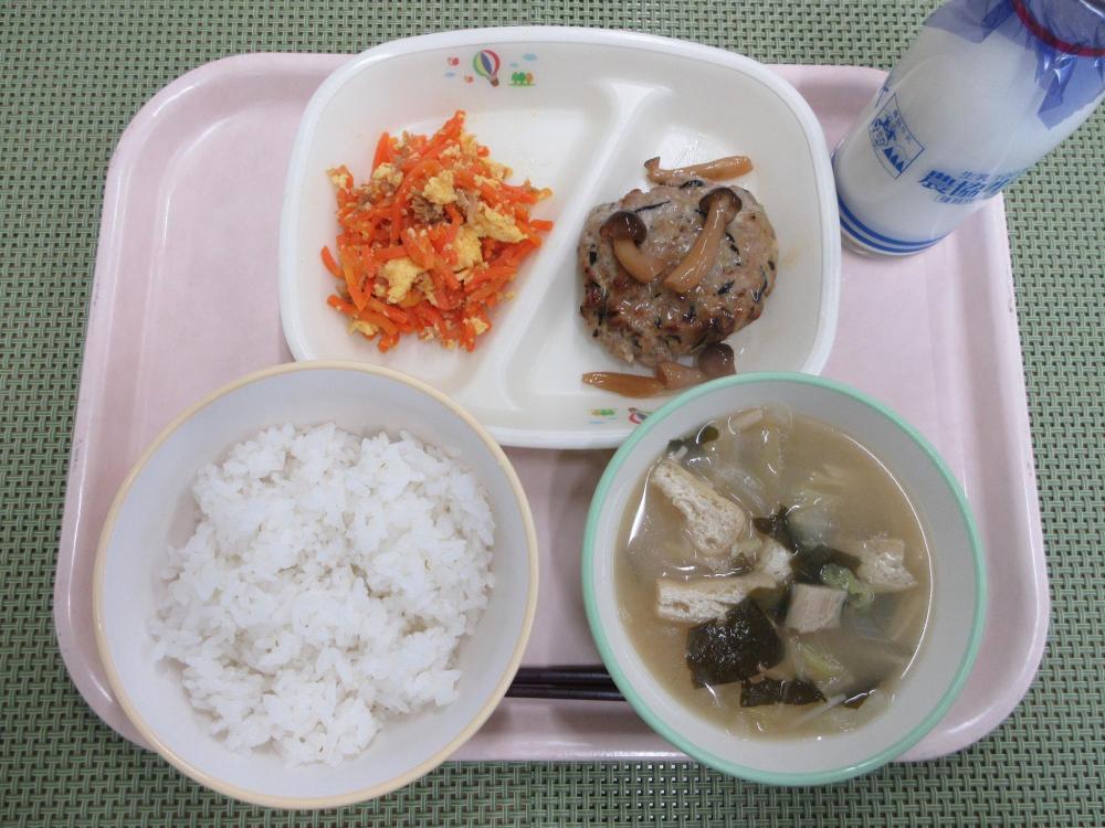 ごはん　牛乳　季節野菜のみそ汁　豆腐ハンバーグきのこソース　にんじんしりしり