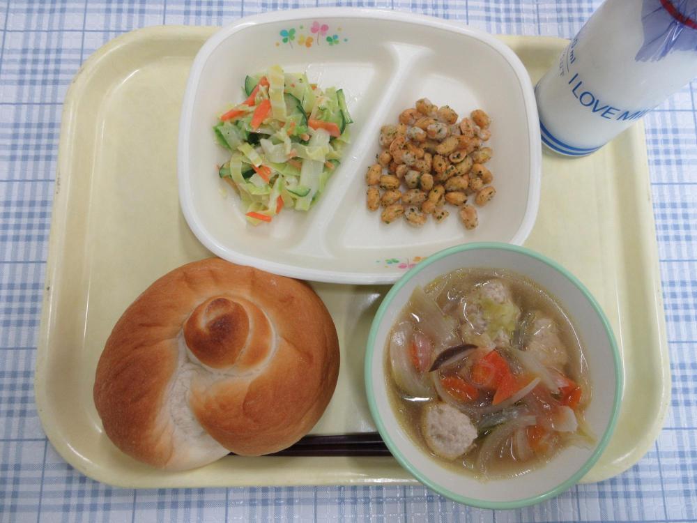米粉パン　牛乳　肉だんごと春雨のスープ　フライビーンズ　コールスローサラダ