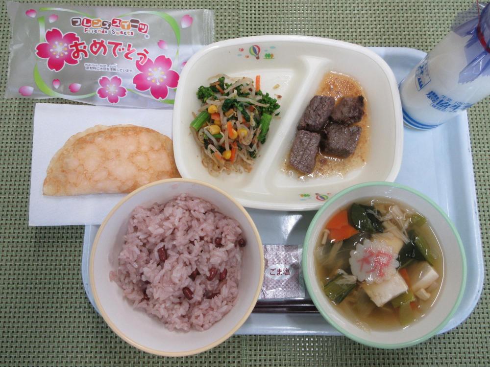 お赤飯　牛乳　豆腐のすまし汁　サイコロステーキ　菜の花あえ　お祝いクレープ　ごま塩