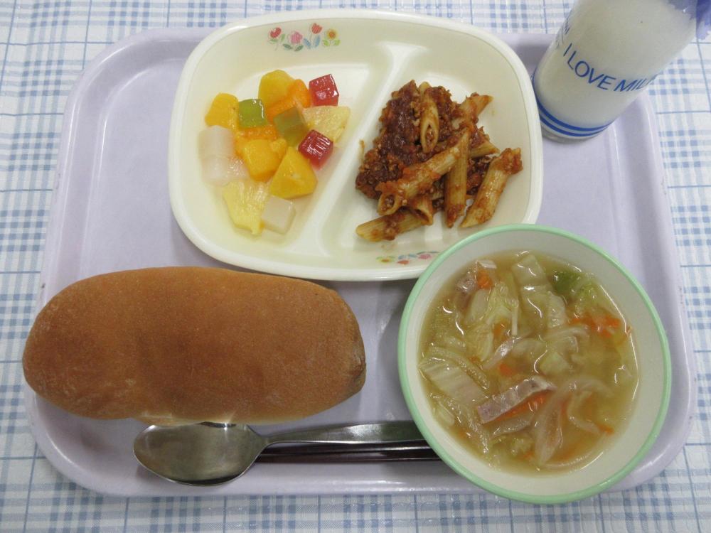 ミニコッペパン　牛乳　せん切り野菜のスープ　ミートソースペンネ　フルーツポンチ