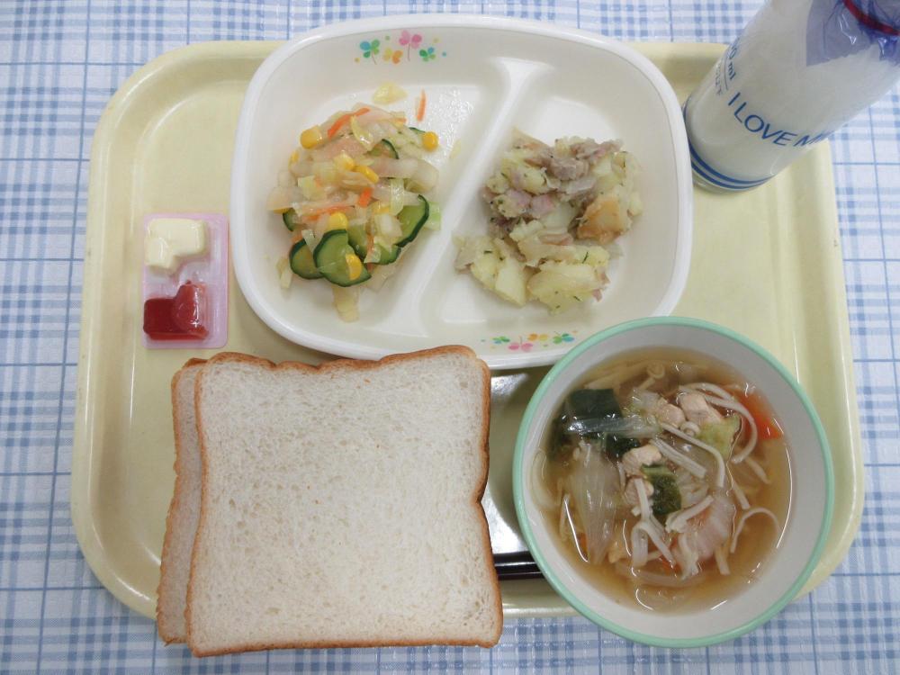 食パン　牛乳　鶏肉と白菜のスープ　ジャーマンポテト　大コーンサラダ　いちごマーガリン