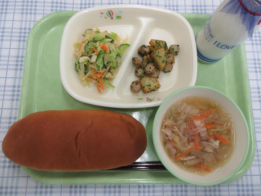 黒糖パン　牛乳　春雨スープ　ポテトとウインナーの青のりポテト　チキンサラダ