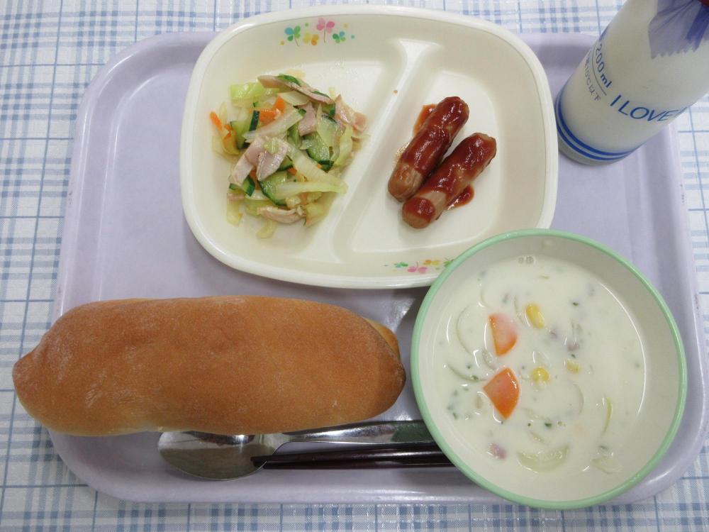 コッペパン　牛乳　コーンシチュー　焼きウインナー（2本）　春キャベツのサラダ