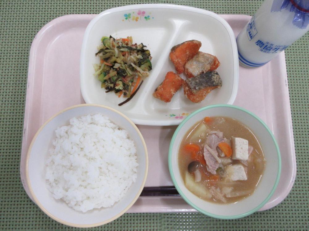 ごはん（雪白舞）　牛乳　きのこ豚汁　にじますの竜田揚げ　野沢菜漬けあえ