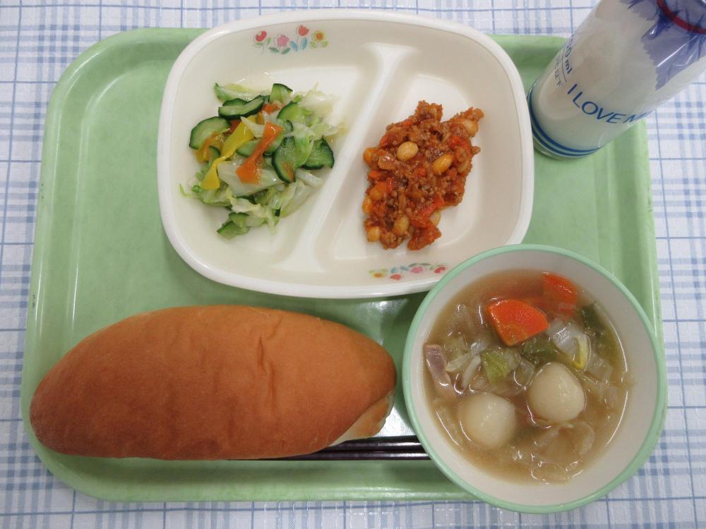 コッペパン　牛乳　ポテトボールスープ　チリコンカン　こんにゃくサラダ