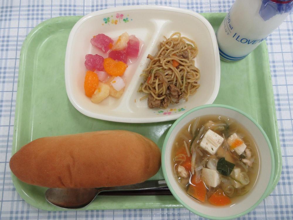 コッペパン　牛乳　豆腐とチンゲン菜のスープ　ソース焼きそば　クラッシュゼリー