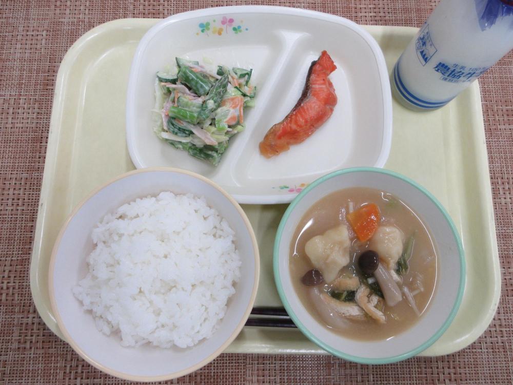ごはん（雪白舞）　牛乳　きのこ入りすいとん　信州サーモンの照り焼き　アスパラサラダ