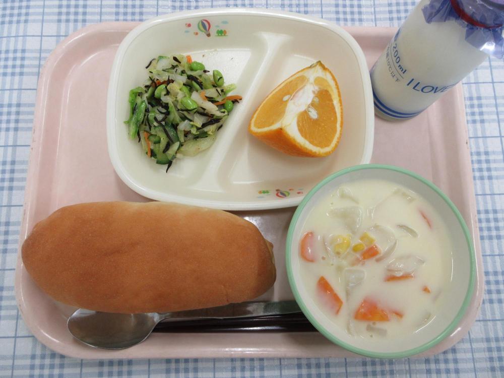 コッペパン　牛乳　コーンシチュー　ひじきと枝豆のサラダ　甘夏みかん