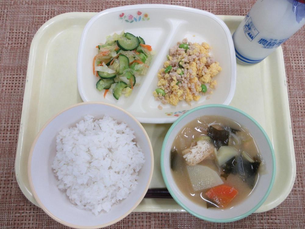 ごはん　牛乳　新じゃがのみそ汁　三色そぼろ　糸寒天のサラダ