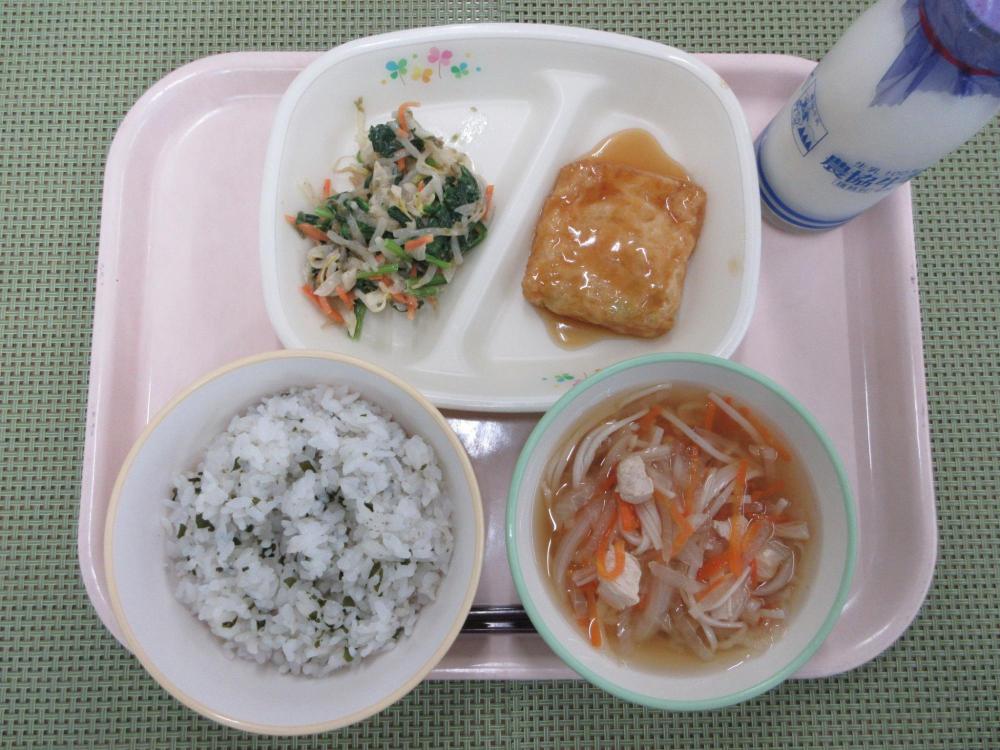 わかめごはん　牛乳　せん切り野菜のおすまし　信田煮あんかけ　ポパイサラダ