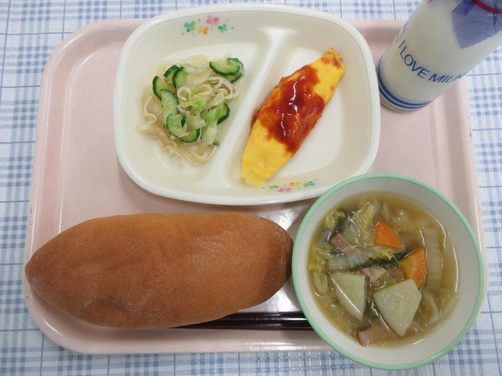 コッペパン　牛乳　野菜スープ　オムレツ　大根サラダ