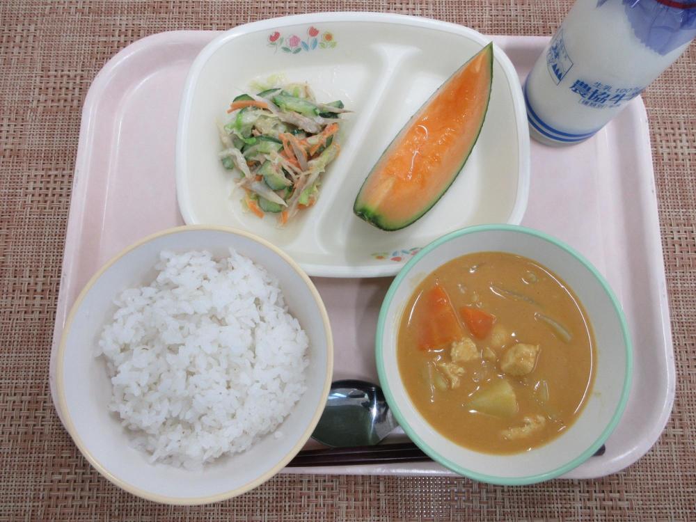 ごはん　牛乳　チキンカレー　ツナとごぼうのサラダ　メロン