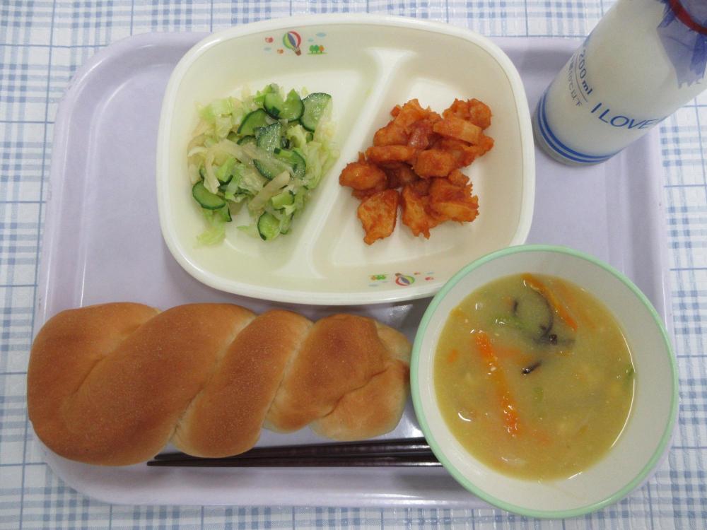 ねじりパン　中華コーンスープ　鶏肉とポテトのケチャップあえ　グリーンサラダ