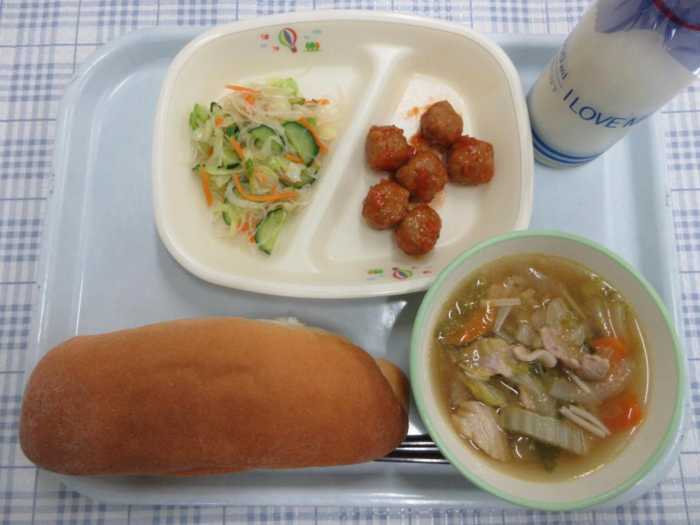 コッペパン　牛乳　白菜とコーンのスープ　ミートボールのチリソース　春雨サラダ
