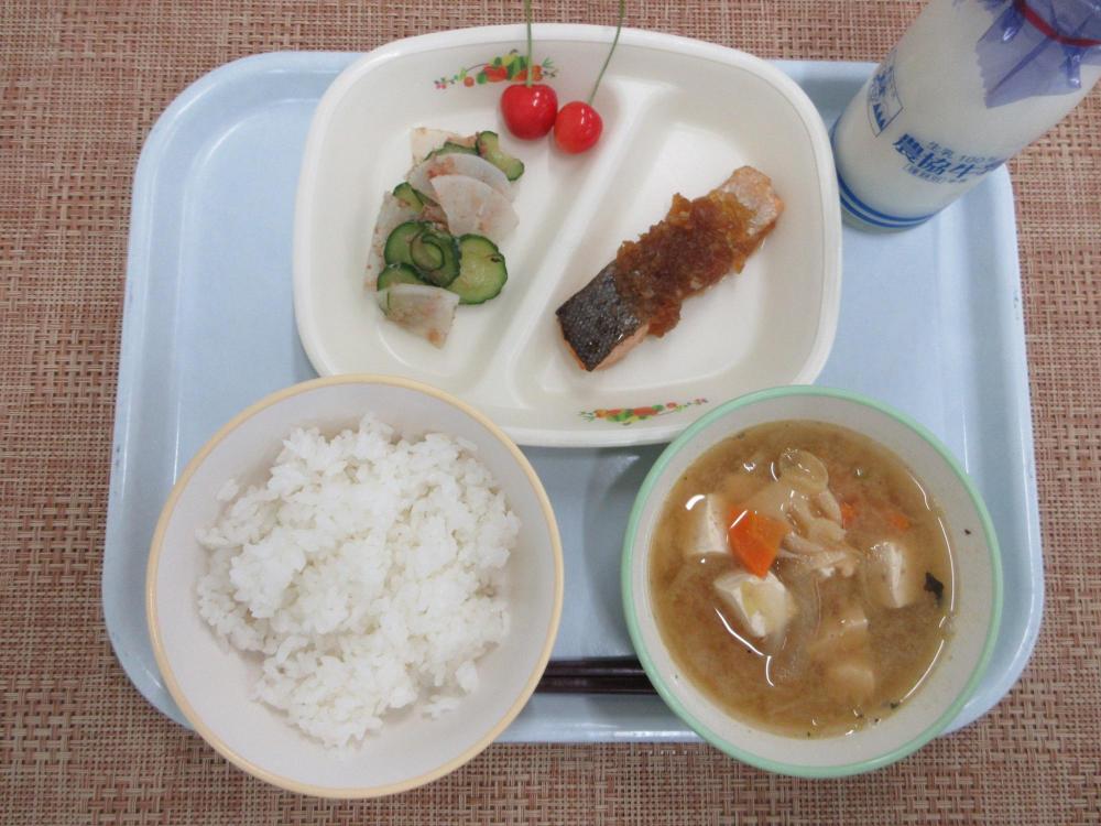 ごはん（雪白舞）　牛乳　たけのこ汁　にじますのガーリックソース　梅肉あえ　さくらんぼ（2個）