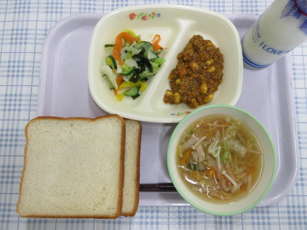 食パン　牛乳　切干大根のスープ　お豆のドライカレー　こんにゃくわかめサラダ