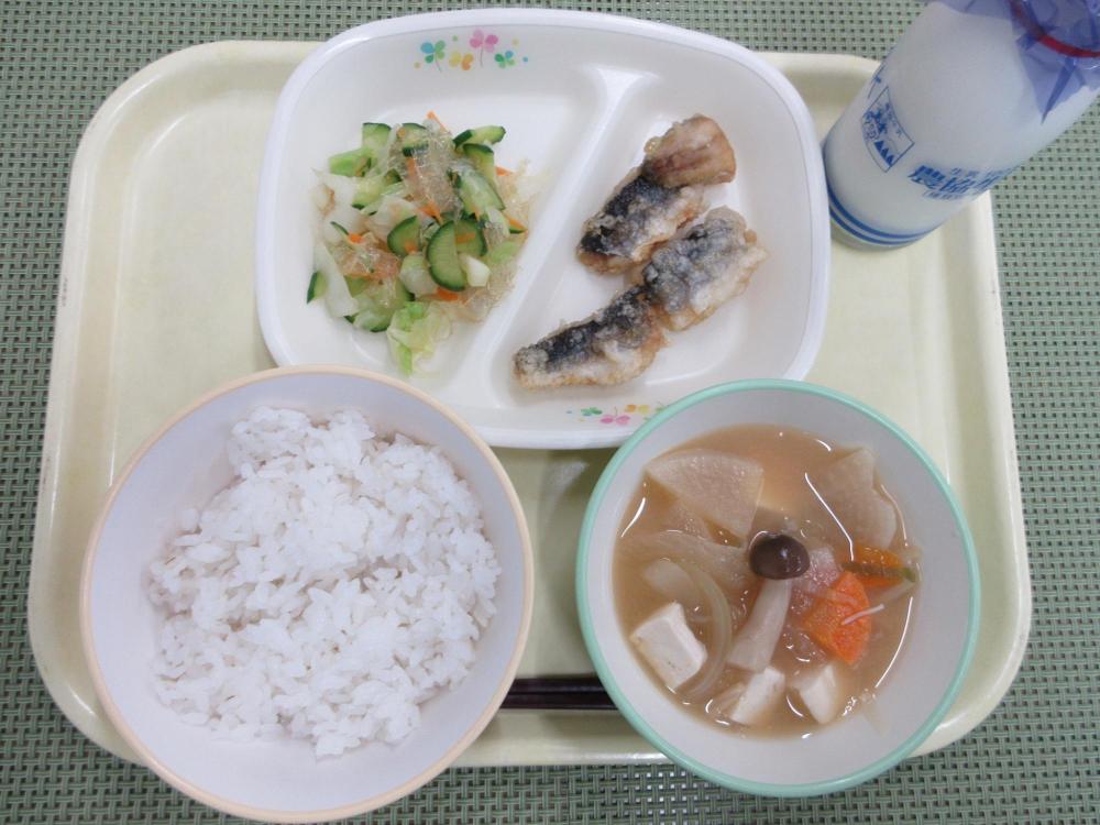 ごはん　牛乳　きのこ汁　とびうおの甘辛揚げ（小2個・中2個）　糸寒天のサラダ