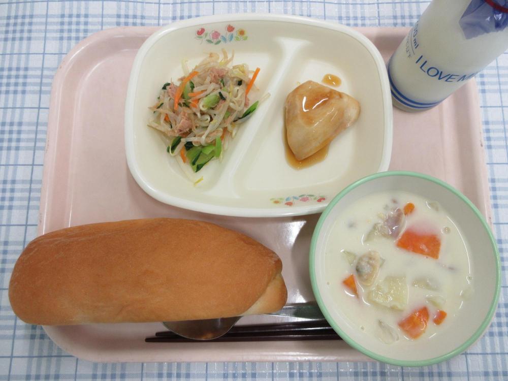 コッペパン　牛乳　クラムチャウダー　鶏肉のあんず照り焼き　青菜とツナのサラダ