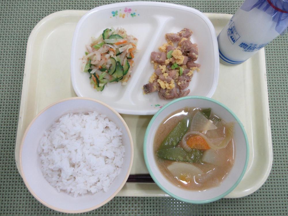 ごはん　牛乳　絹さやのみそ汁　焼き鳥丼の具　和風サラダ