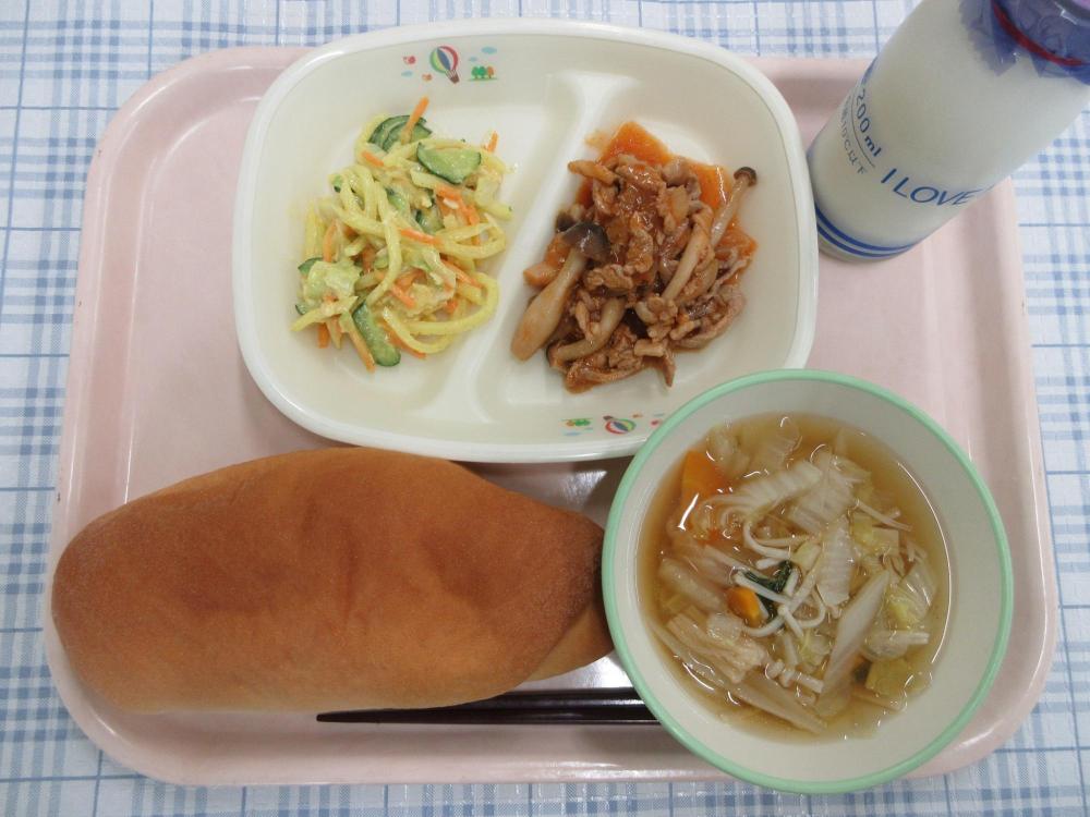 コッペパン　牛乳　鶏肉と白菜のスープ　ポークチャップ　せん切りポテトのカレーマヨサラダ