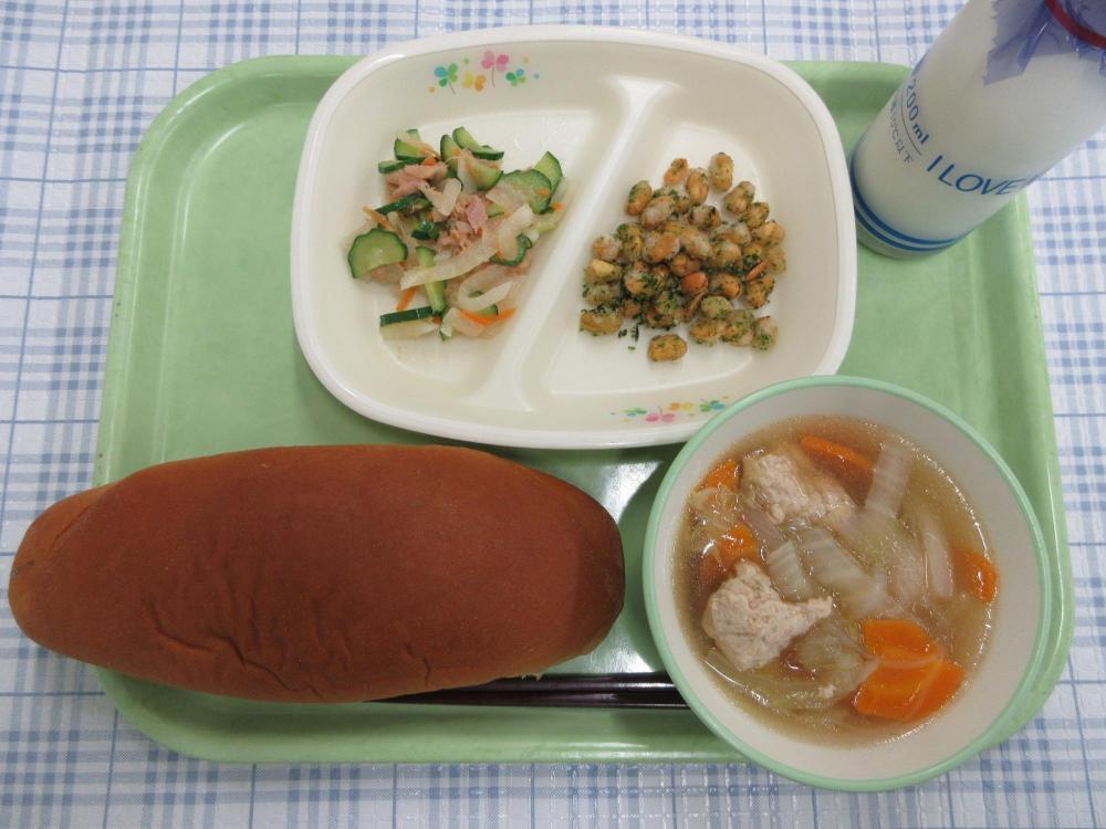 黒糖パン　牛乳　肉団子と春雨のスープ　フライビーンズ　大根とツナのサラダ