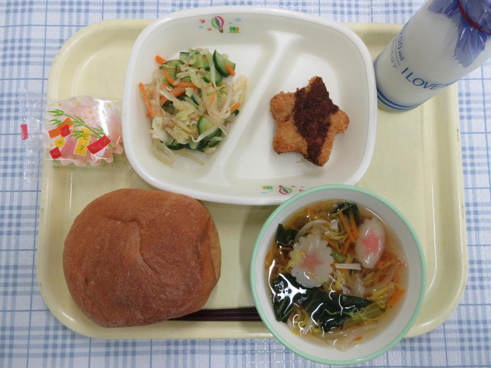 丸パン　牛乳　七夕そうめん汁　星のコロッケ　くずきりのサラダ　七夕キラキラもち