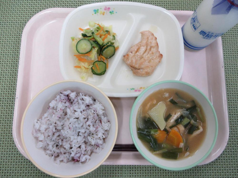 ゆかりごはん　牛乳　じゃがいもとにらのみそ汁　鶏肉のみそ漬け焼き　キャベツの浅漬け