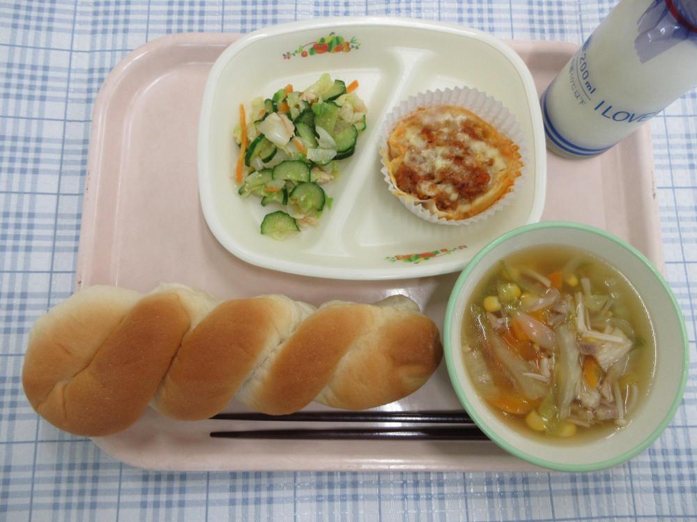 ねじりパン　牛乳　白菜とベーコンのスープ　手作りラザニア　チキンサラダ