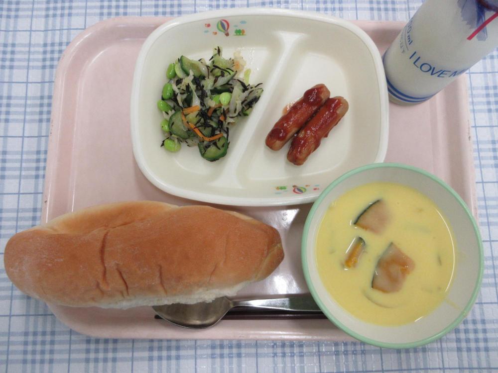 コッペパン　牛乳　かぼちゃのポタージュ　焼きウインナー　ひじきと枝豆のサラダ