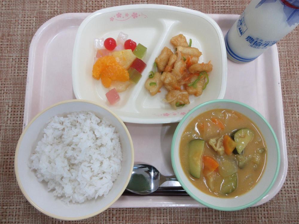 ごはん　牛乳　夏野菜カレー　いかのマリネ　フルーツポンチ