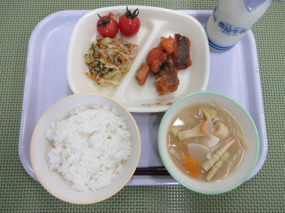 ごはん（雪白舞）　牛乳　根曲がり竹の豚汁　にじますのコロコロ揚げ　磯香あえ　山ノ内のミニトマト