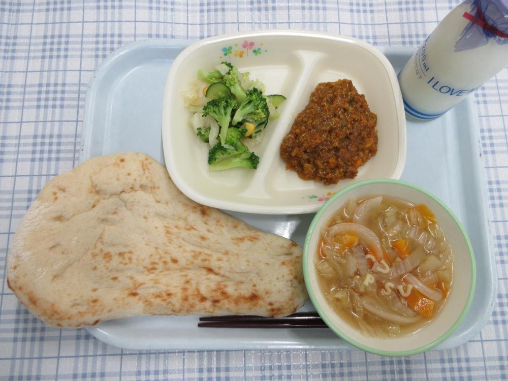 ナン　牛乳　ABCスープ　キーマカレー　ブロッコリーのサラダ