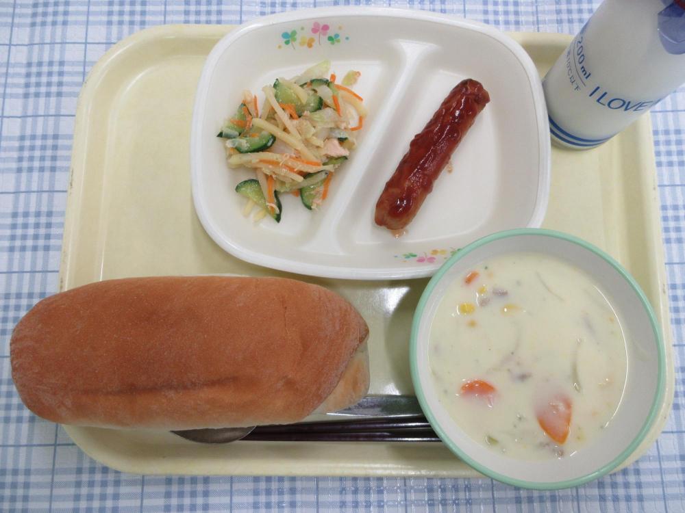 コッペパン　牛乳　コーンクリームスープ　焼きフランク　シャキシャキポテトサラダ