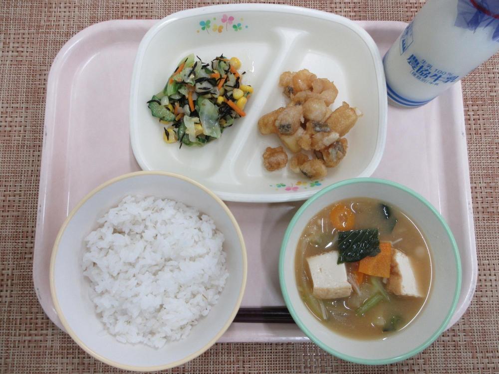 ごはん　牛乳　厚揚げと小松菜のみそ汁　ホキと凍り豆腐の甘辛　ひじきとコーンのサラダ