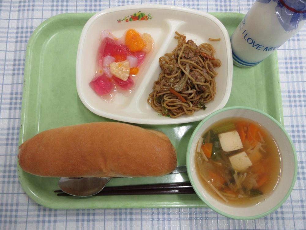 ミニコッペパン　牛乳　豆腐とチンゲン菜のスープ　ソース焼きそば　クラッシュゼリー