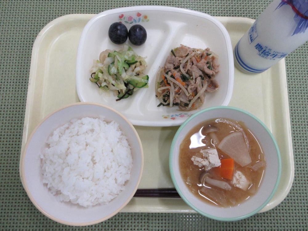 ごはん（雪白舞）　牛乳　きのこ汁　豚肉のスタミナ炒め　昆布あえ　巨峰2個