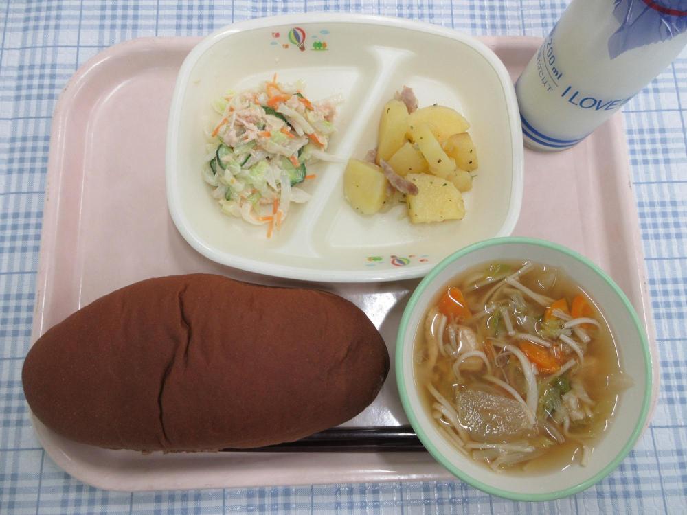 ココアパン　牛乳　鶏肉と白菜のスープ　ジャーマンポテト　切干大根のマヨサラダ