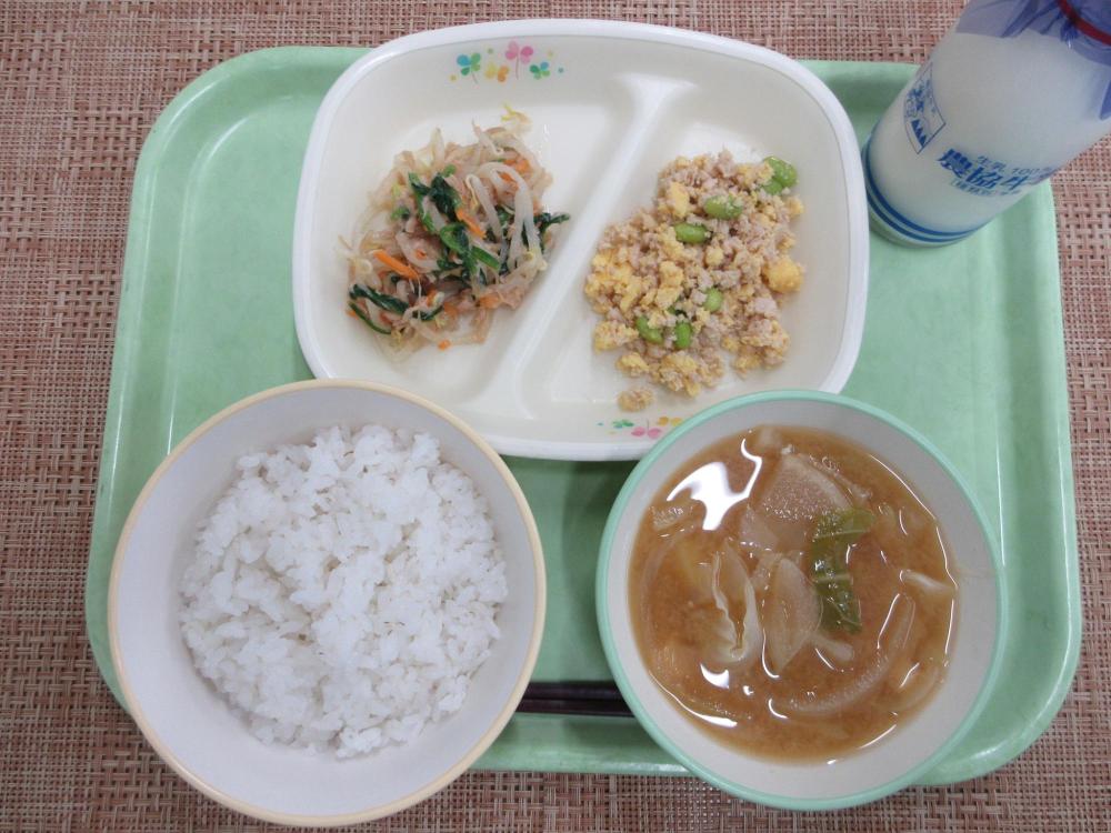 ごはん　牛乳　キャベツのみそ汁　三色そぼろ　野菜のツナあえ