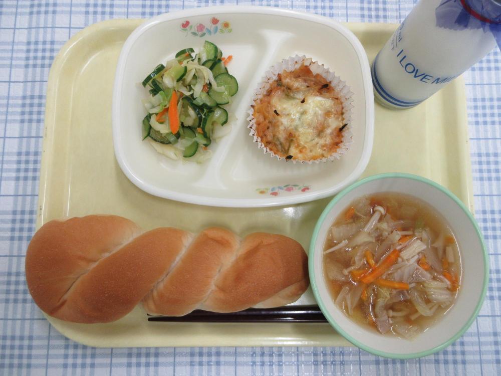ねじりパン　牛乳　せん切り野菜のスープ　ツナのチーズ焼き　しょうゆフレンチサラダ