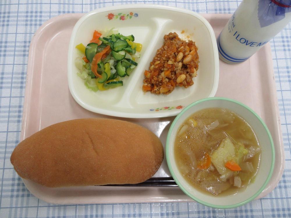 コッペパン　牛乳　野菜スープ　チリコンカン　こんにゃくサラダ